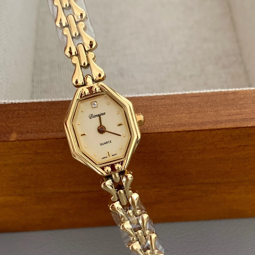Nerina - Vierkant horloge met slanke armband en detail in de vorm van een zijknop