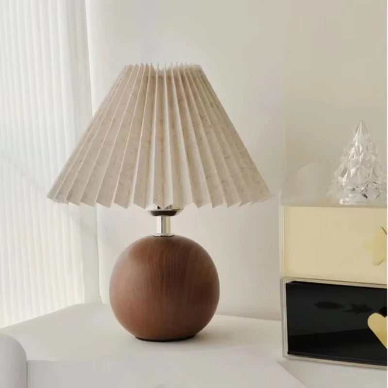 LumiGlow – LED Tafellamp met Gevouwen Lampenkap voor Binnenverlichting
