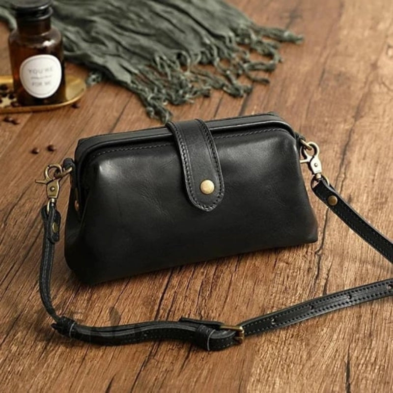 Leona – Gestructureerde crossbodytas met afgeronde klep en verstelbare riem