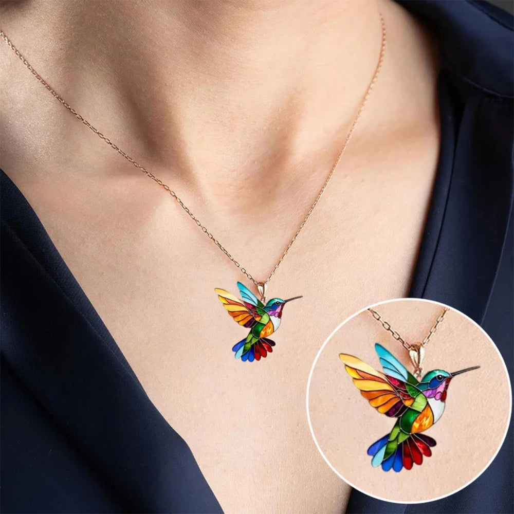 Liora – Elegante kolibrie ketting met bijpassende oorbellen en delicate ketting voor een perfecte pasvorm