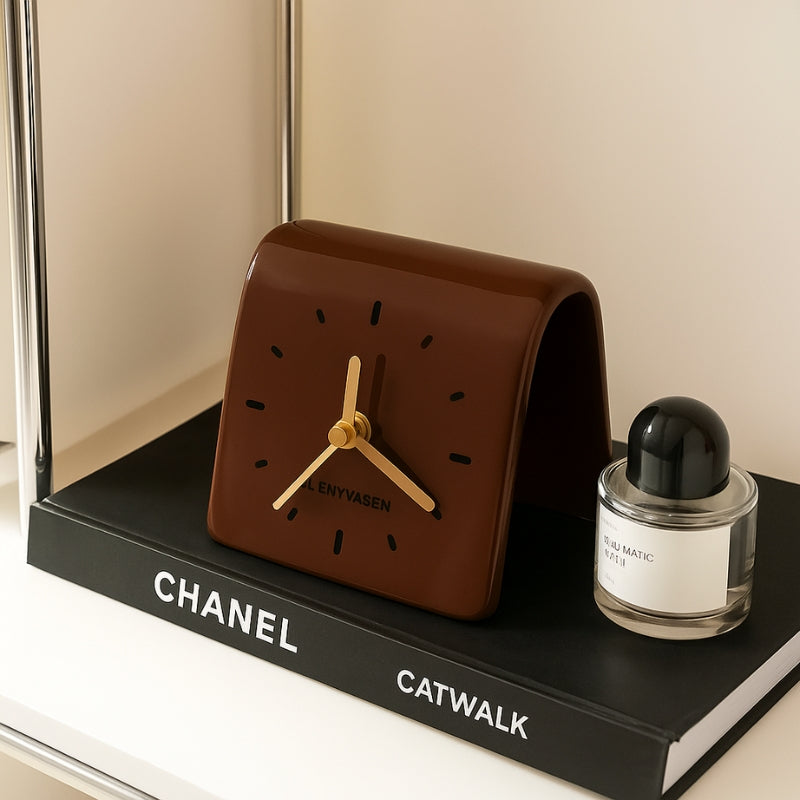 FormHaven – Minimalistische tafelklok met digitaal display en strak ontwerp