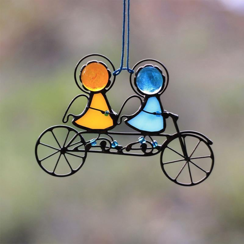 JoyWeld – Speelse hangende kunst met speelse figuren en kleurrijke decoratieve accenten
