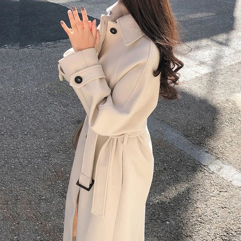 Lina - Lange Mouw Trenchcoat met Reverskraag Tailleceintuur en Meerdere Zakken