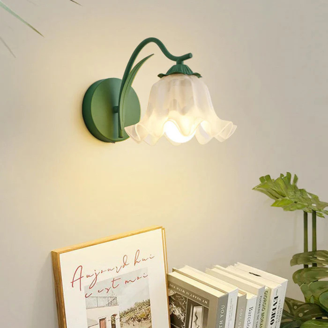 LumiBloom – Bloemvormige Wandlamp met Golvende Glazen Kap