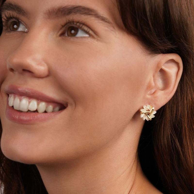 Elara – Elegantes pendientes florales con cristales y delicados detalles de hojas