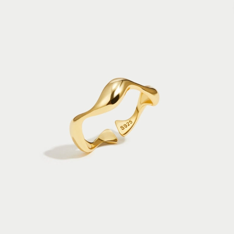 Jayla – Trendy golvende open ring met modern silhouet en gebeeldhouwd minimalistisch ontwerp