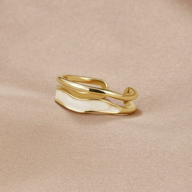 Nelia – Anillo llamativo con borde abierto elegante y diseño envolvente esculpido y audaz