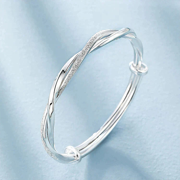 Carrie – Elegante Gedraaide Armband met Verstelbare Pasvorm