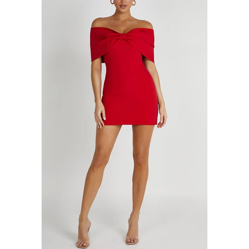 Ruby – Trendy off-shoulder mini-jurk met knoopjes op de rug en slanke pasvorm