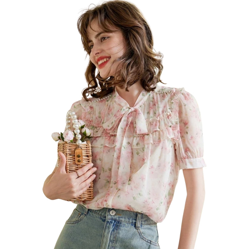 Emily – Korte mouwen bloemenblouse met strik en parelaccenten