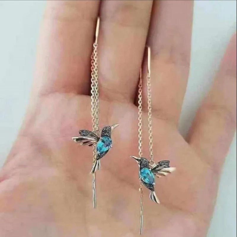 Ava – Trendy kolibrie-oorbellen met hangende ketting en stenen accenten