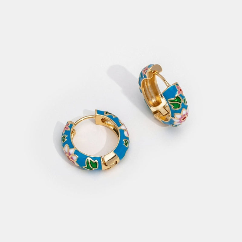 Fiona - Delicate creolen met levendige bloemendetails en rond ontwerp