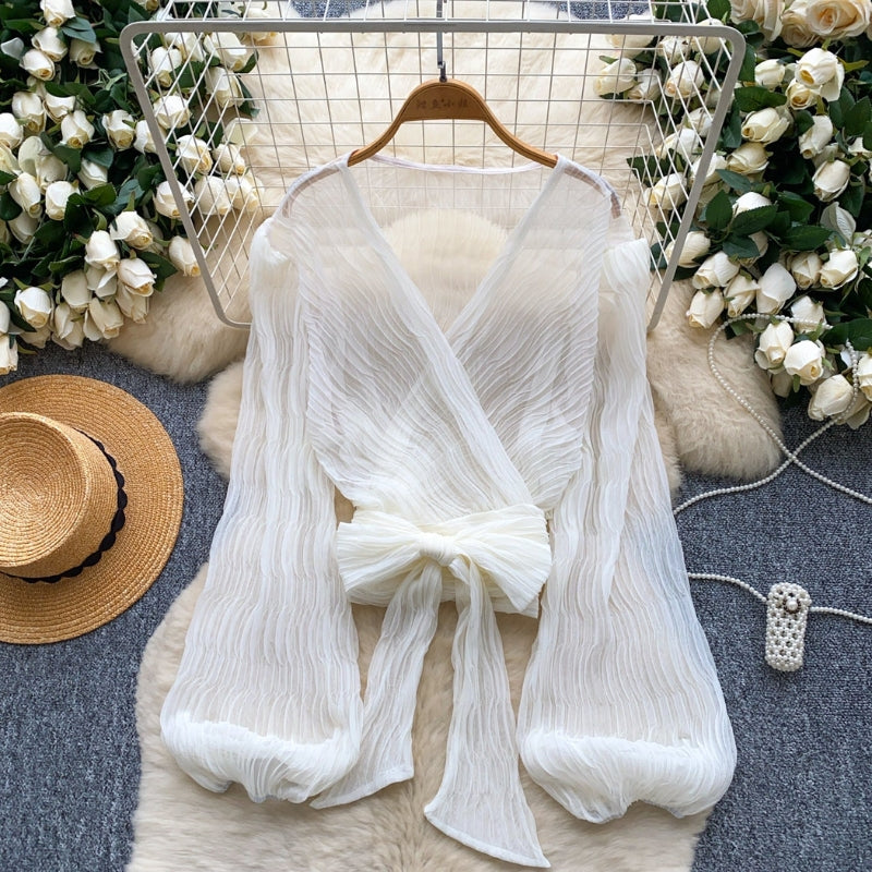 Bylle – Blouse met pofmouwen, kruisvetersluiting en V-hals
