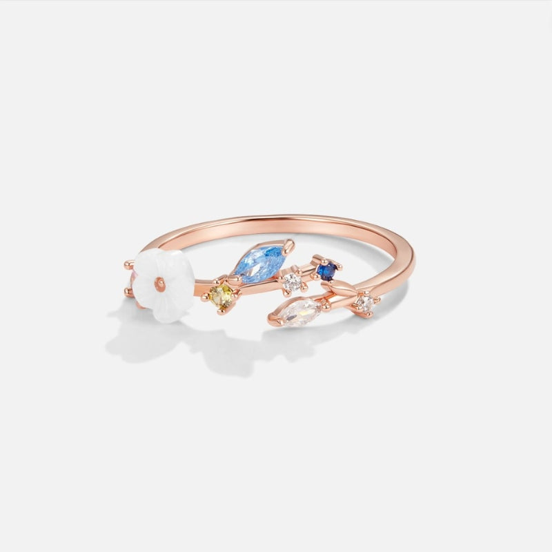 Liora – Moderne grillige ring met blad-geïnspireerde edelsteenaccenten en artistiek open ontwerp