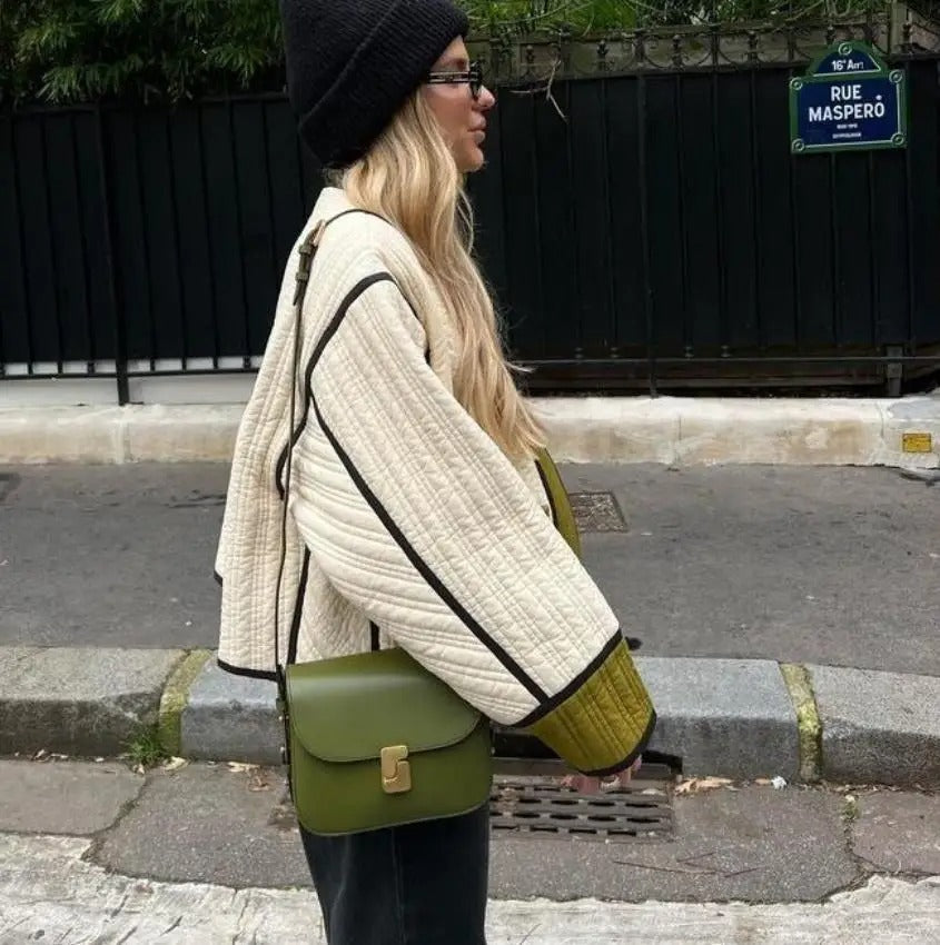 Isabella - Stijlvol kort donsjack met colorblock ontwerp en relaxte pasvorm