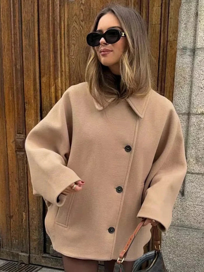 Mia - Oversized Button-Up Jas met Statement Kraag