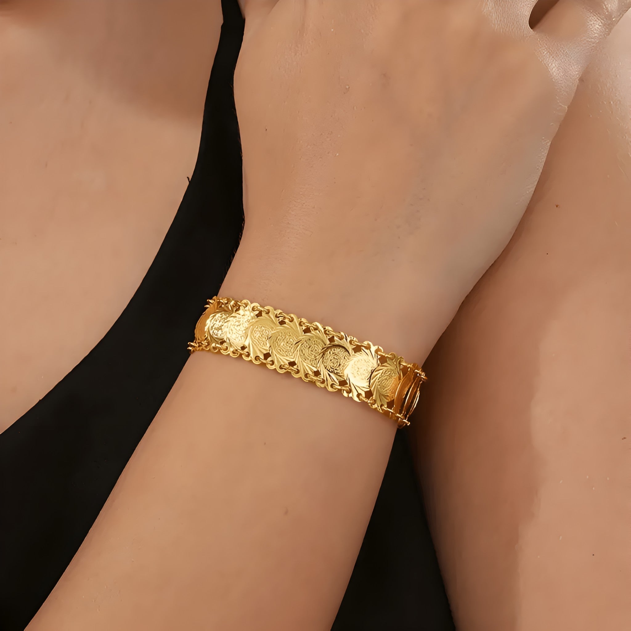 Lily - Elegante armband met tribal geïnspireerd ontwerp en 18k gouden coating voor stijl