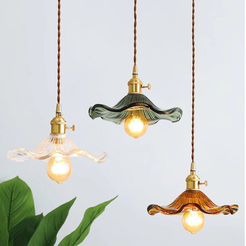 FloraGlow - Decoratieve hanglamp met gewelfde glazen kap en elegante accenten