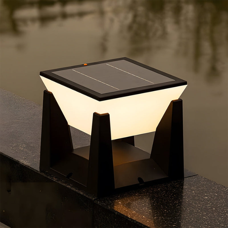LumeGrid – Klassieke Buitenslamp met Zonnecellen en Geometrisch Design
