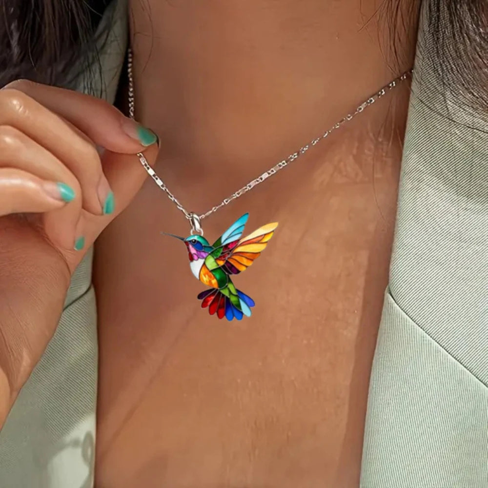 Liora – Elegante kolibrie ketting met bijpassende oorbellen en delicate ketting voor een perfecte pasvorm