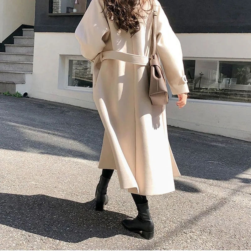 Lina - Lange Mouw Trenchcoat met Reverskraag Tailleceintuur en Meerdere Zakken