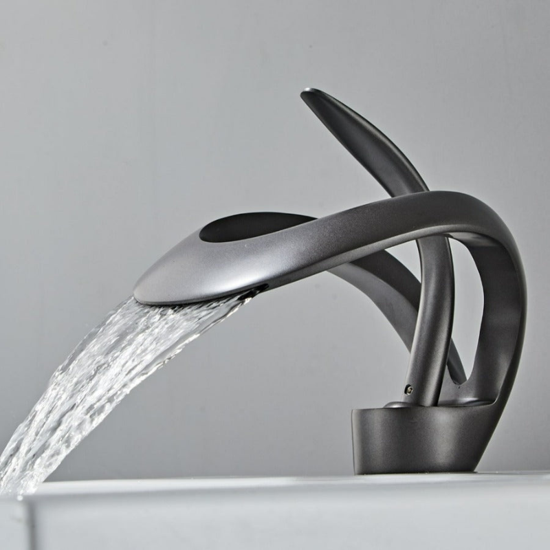 PureFlow – Moderne Gebogen Badkamerkraan met Waterval Uitloop