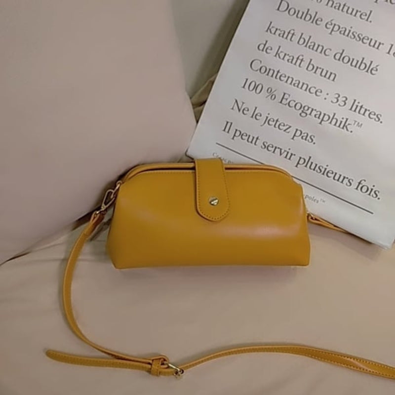 Leona – Gestructureerde crossbodytas met afgeronde klep en verstelbare riem