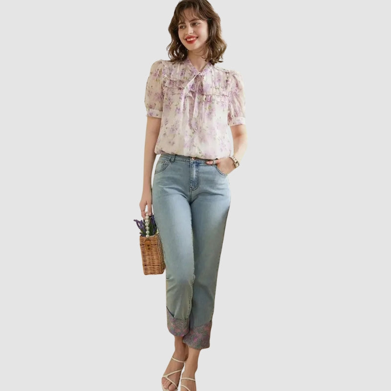 Emily – Korte mouwen bloemenblouse met strik en parelaccenten