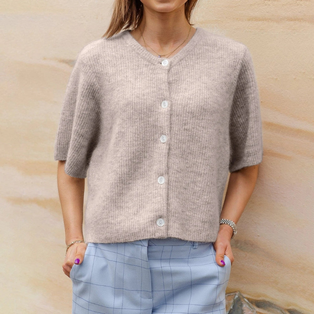 Isla – Trendy vest met korte mouwen en klassieke ronde hals