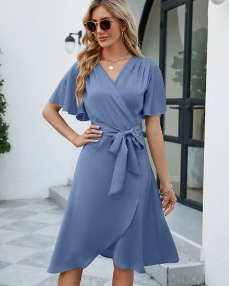 Noelia – Elegante wikkel midi jurk met korte mouwen en flatterende V-hals