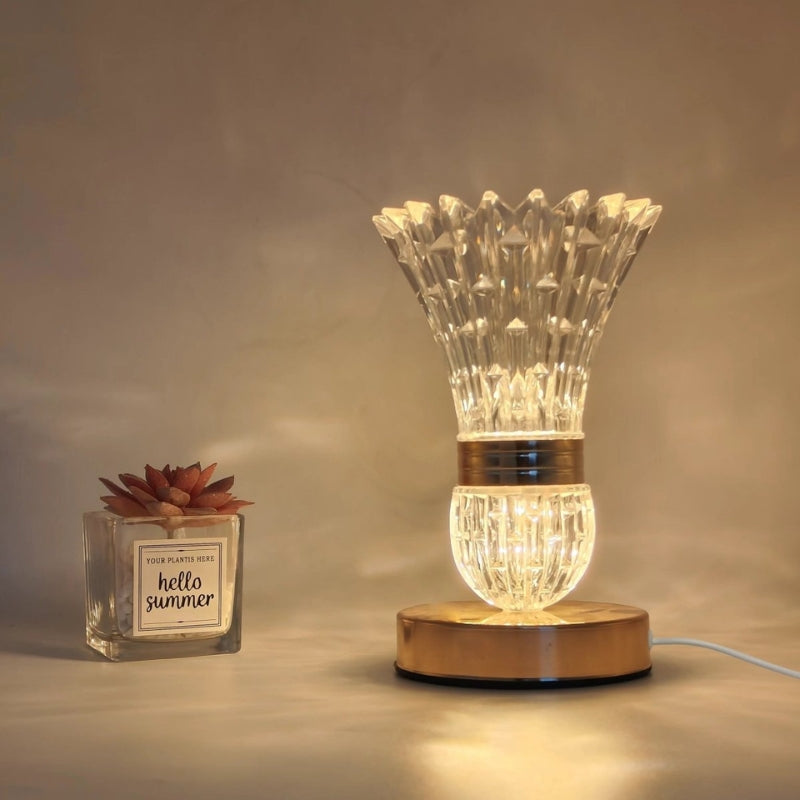 LumaBloom – Elegante tafellamp met vaasvormig kristallen lichaam en rond voetontwerp