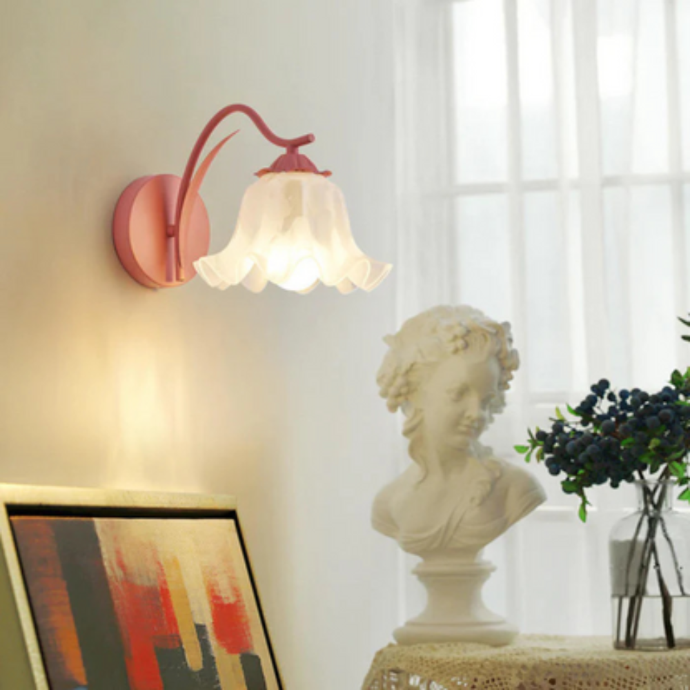 LumiBloom – Bloemvormige Wandlamp met Golvende Glazen Kap