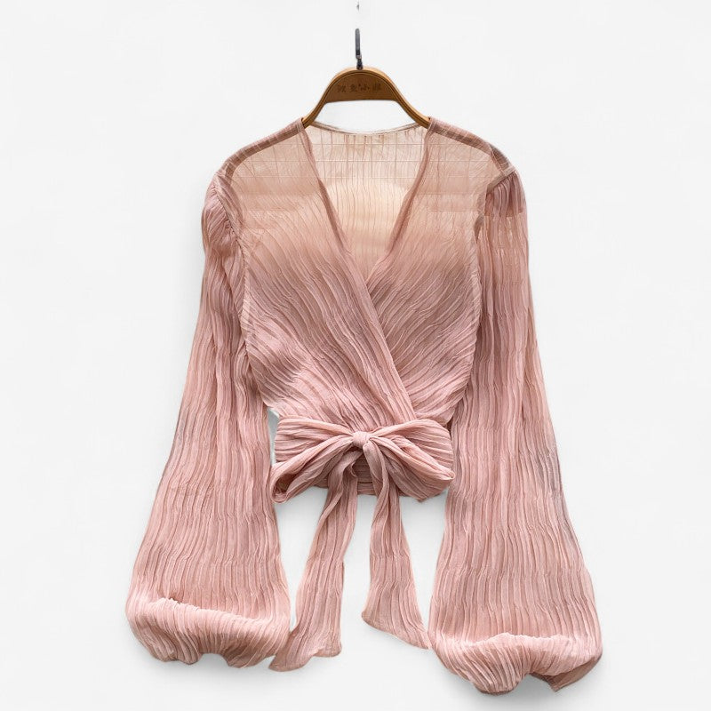 Bylle – Blouse met pofmouwen, kruisvetersluiting en V-hals