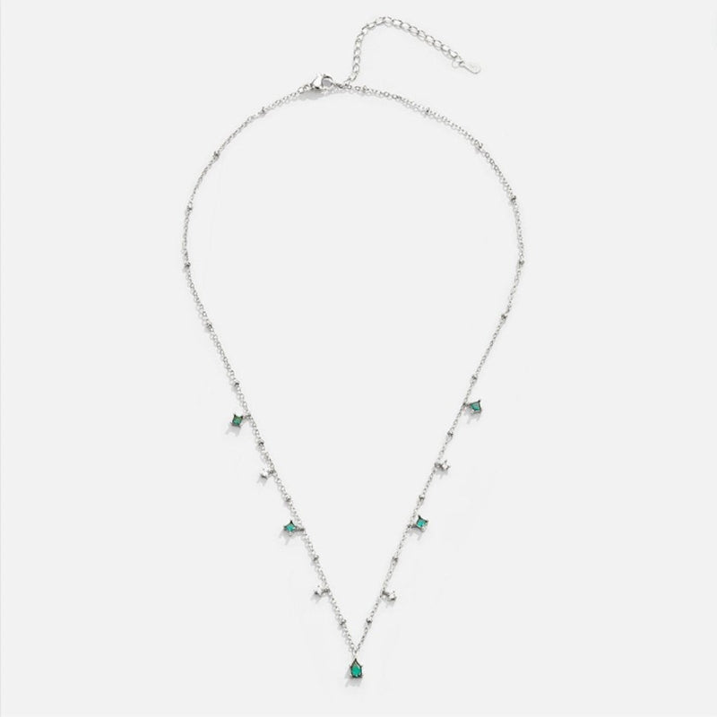Maren – Klassieke ketting met geometrische steenaccenten en verstelbare pasvorm