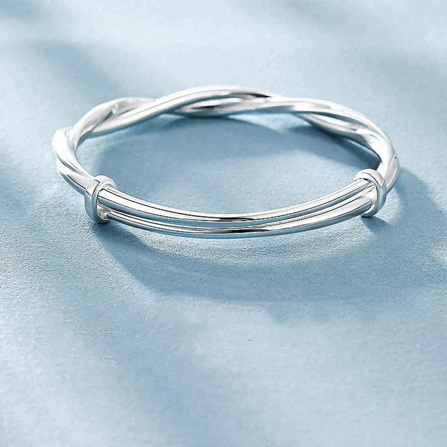 Carrie – Elegante Gedraaide Armband met Verstelbare Pasvorm