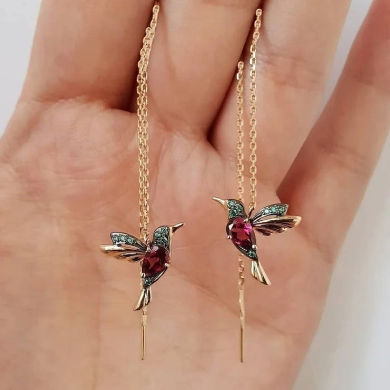 Ava – Trendy kolibrie-oorbellen met hangende ketting en stenen accenten