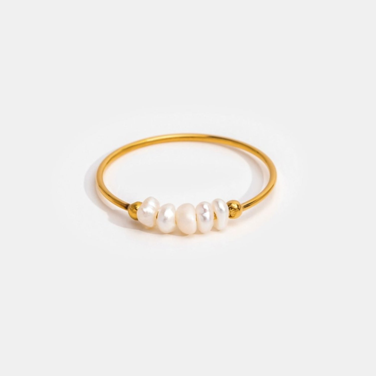 Rose – Moderne ronde ring met gladde afwerking en opvallend verhoogd middenstuk