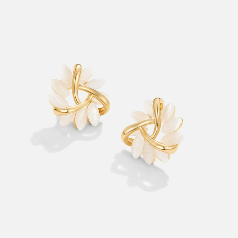 Elara – Elegantes pendientes florales con cristales y delicados detalles de hojas