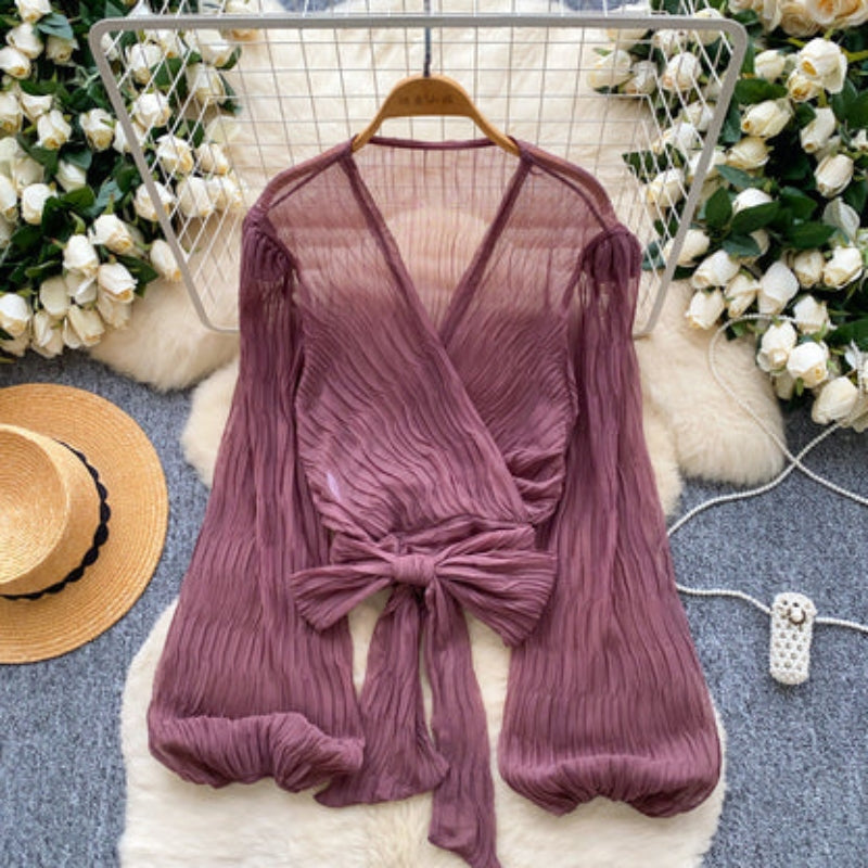 Bylle – Blouse met pofmouwen, kruisvetersluiting en V-hals