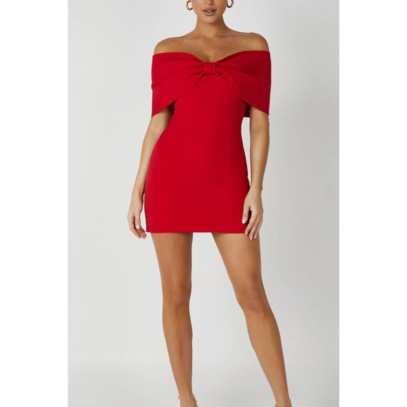 Ruby – Trendy off-shoulder mini-jurk met knoopjes op de rug en slanke pasvorm