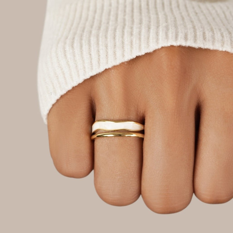 Nelia – Anillo llamativo con borde abierto elegante y diseño envolvente esculpido y audaz