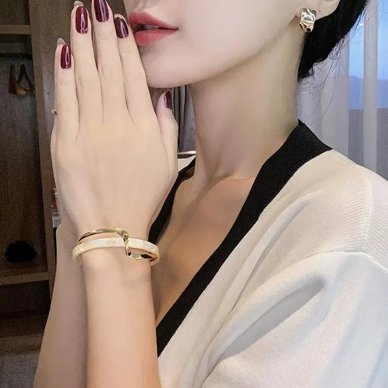 Clara – Pulsera geométrica abierta con silueta curva y un acabado moderno y elegante