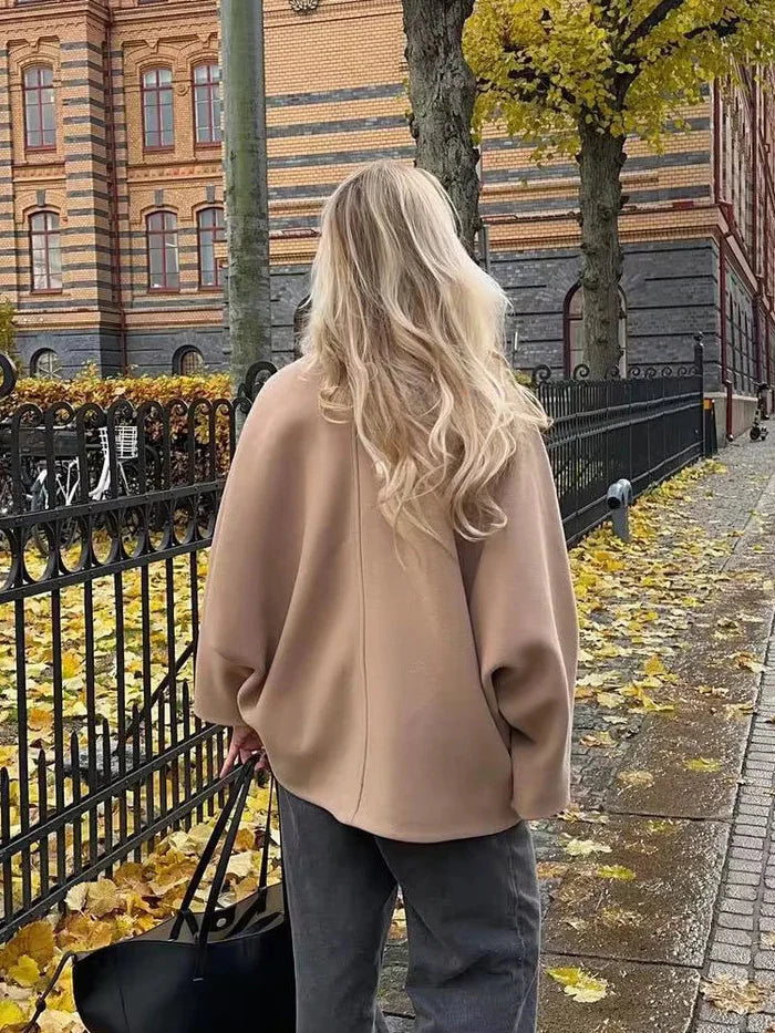 Mia - Oversized Button-Up Jas met Statement Kraag