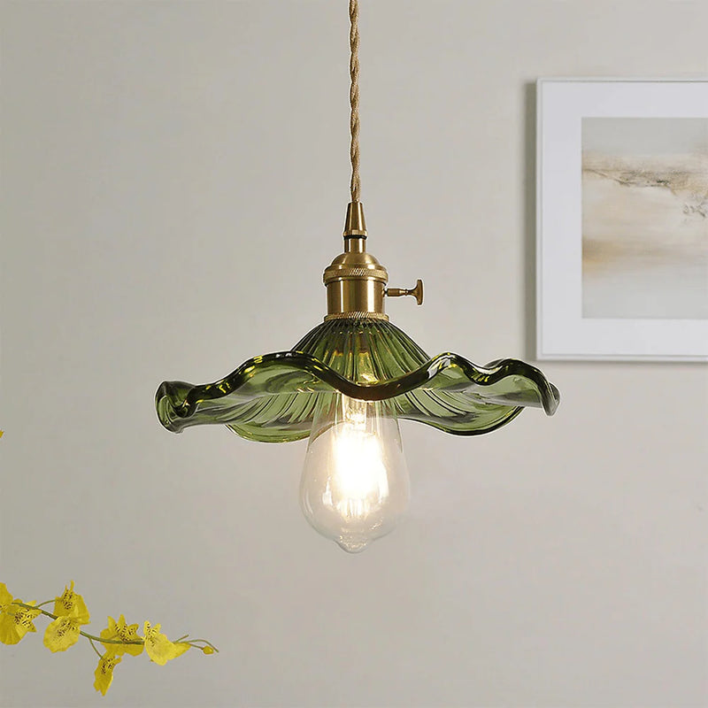 FloraGlow - Decoratieve hanglamp met gewelfde glazen kap en elegante accenten