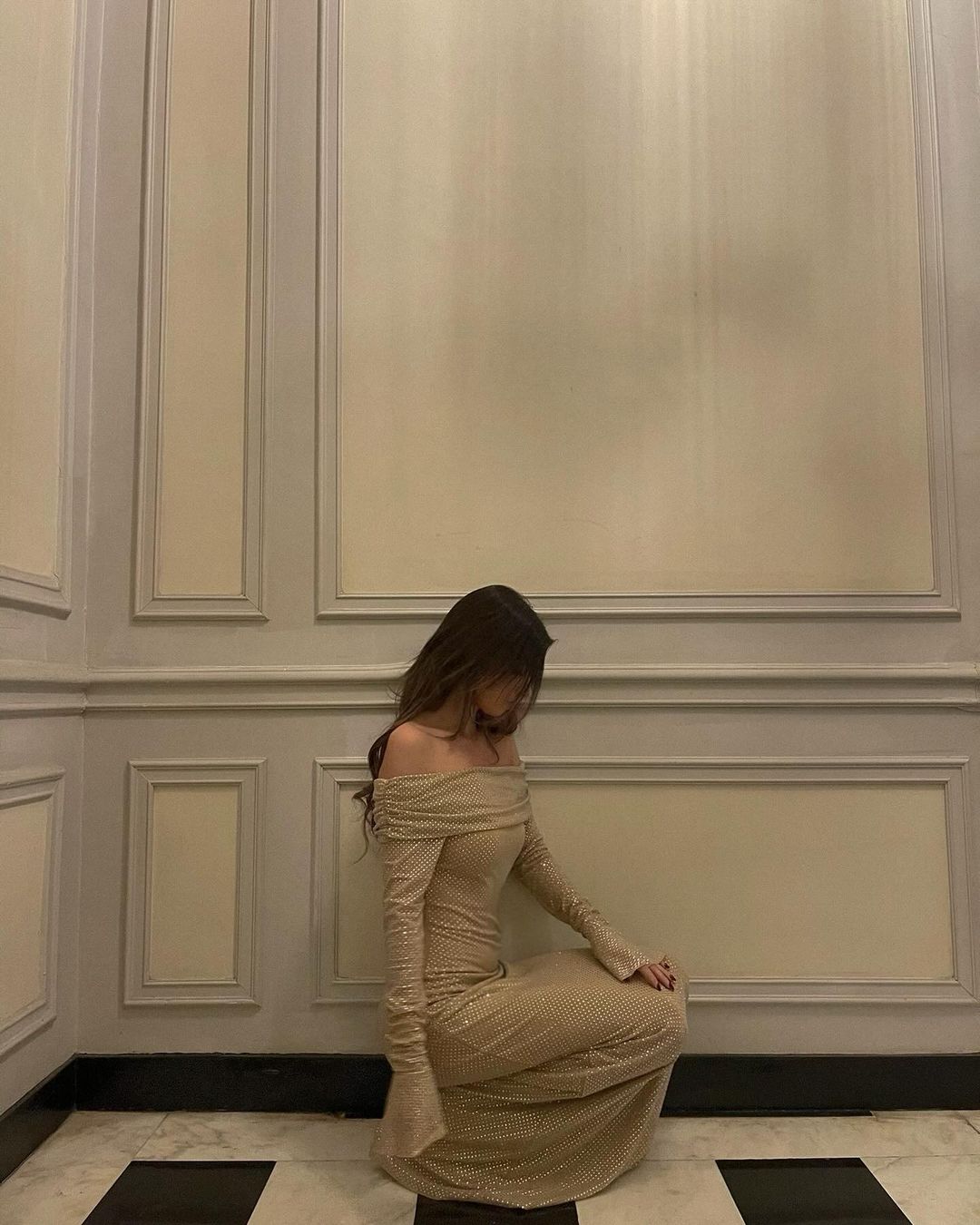 Valentina - Glamoureuze off-shoulder maxi jurk met subtiele glans