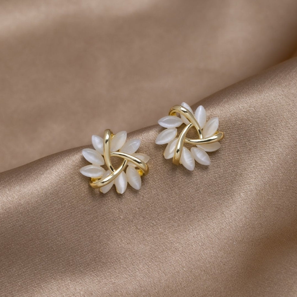 Elara – Elegantes pendientes florales con cristales y delicados detalles de hojas