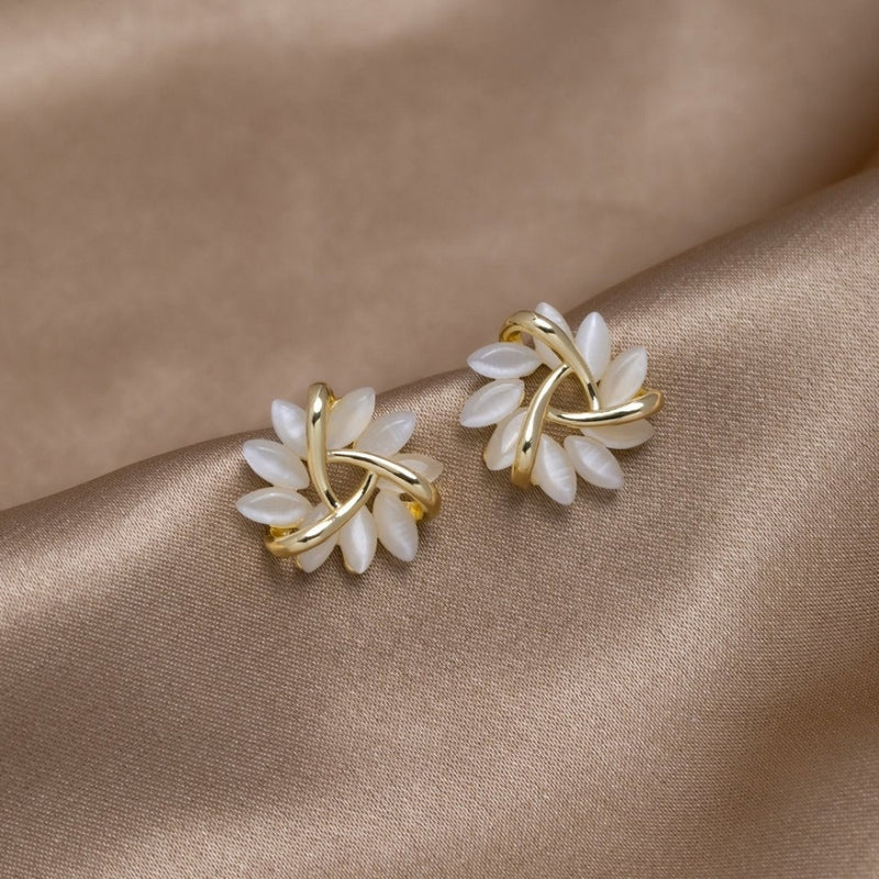 Elara – Elegantes pendientes florales con cristales y delicados detalles de hojas
