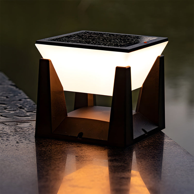 LumeGrid – Klassieke Buitenslamp met Zonnecellen en Geometrisch Design