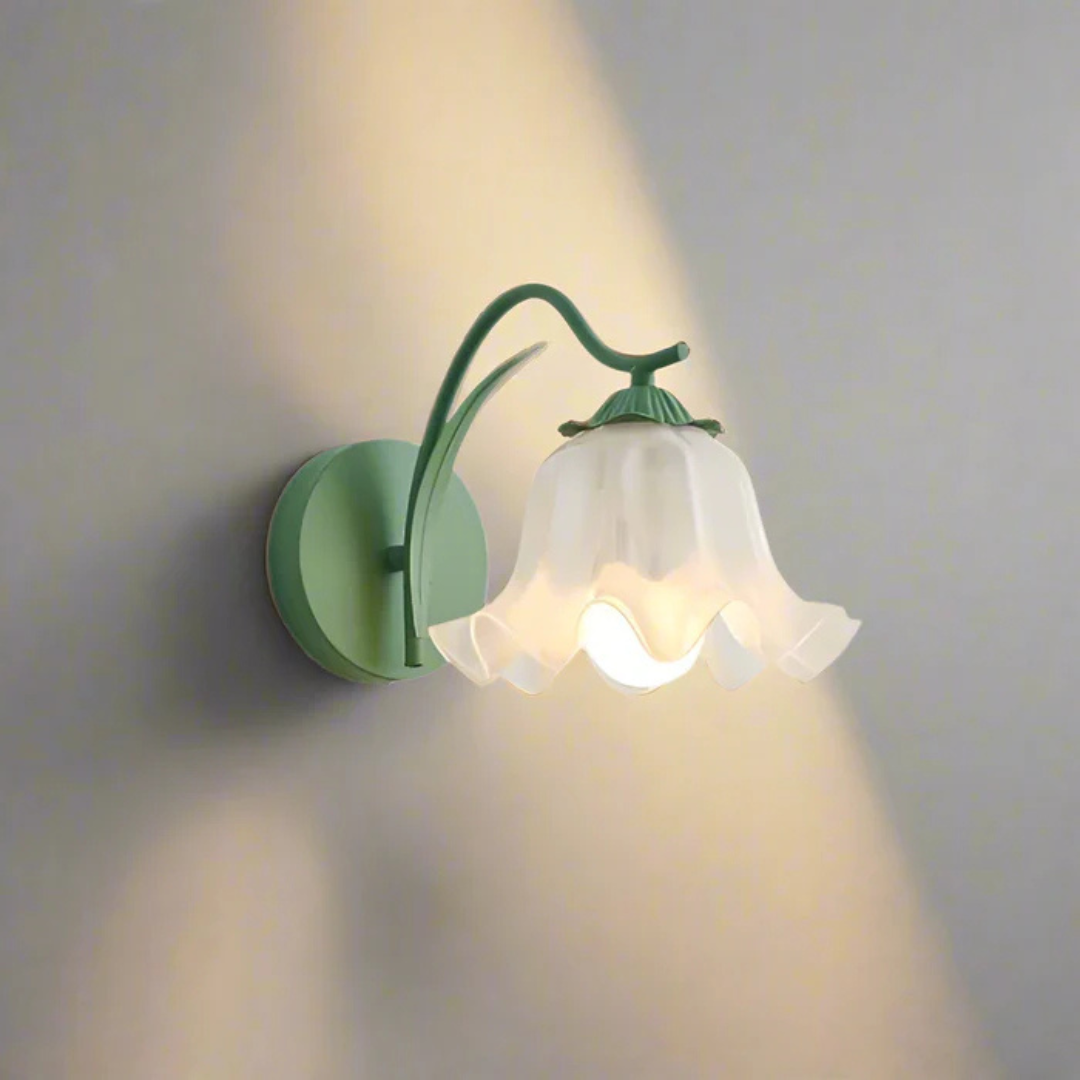 LumiBloom – Bloemvormige Wandlamp met Golvende Glazen Kap