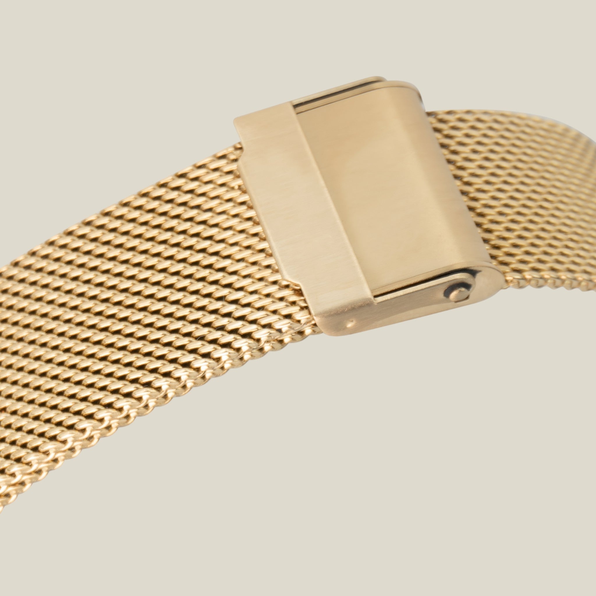 Dana - Rond gouden horloge met zwarte wijzerplaat en stijlvolle mesh band